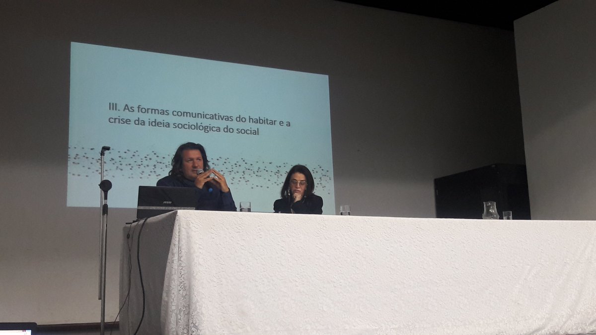 PpgcomUfjf's tweet photo. Prof. Massimo defende que a Ciência da Comunicação no Brasil pode oferecer uma contribuição única aos demais países do mundo. #aulamagna https://t.co/uWg7EW7HMJ
