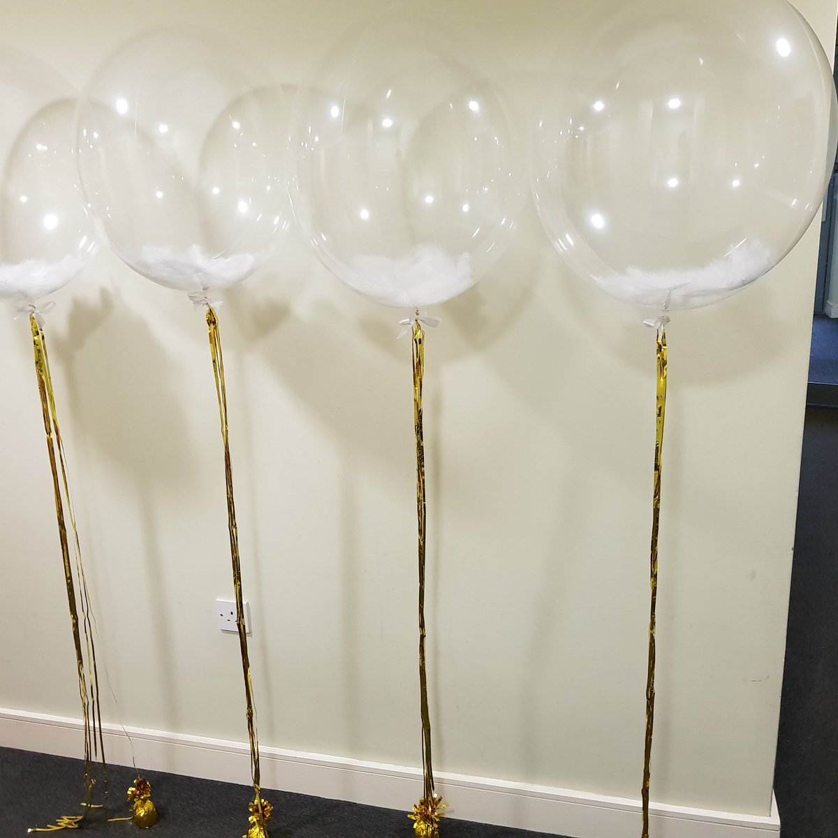 BalloonsBlooms's tweet photo. #bubbleballoon #featherballoon #goldtassel #whitefeathers #weddingballoons #weddingvibes #engagementballoons #birthdayballoons #london https://t.co/Nn7j3CPew0