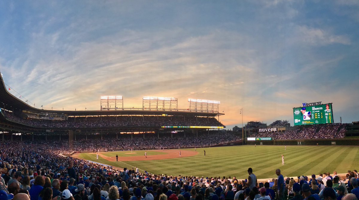 Cubs's tweet photo. Another beautiful #WrigleyField evening. 😍 https://t.co/8LMOgx9uk6