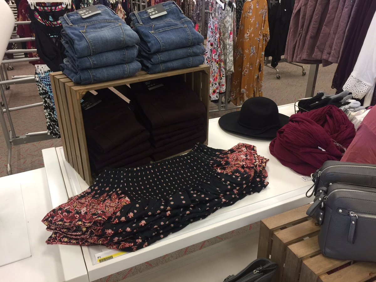 lexus_kilgore's tweet photo. Serving some monochromatic realness with @VML_AdrianLeigh today β€οΈπβ€οΈπβ€οΈ #styleAtTarget #VMLstyle @AdamWetzel4 https://t.co/tpqDIE3Iae
