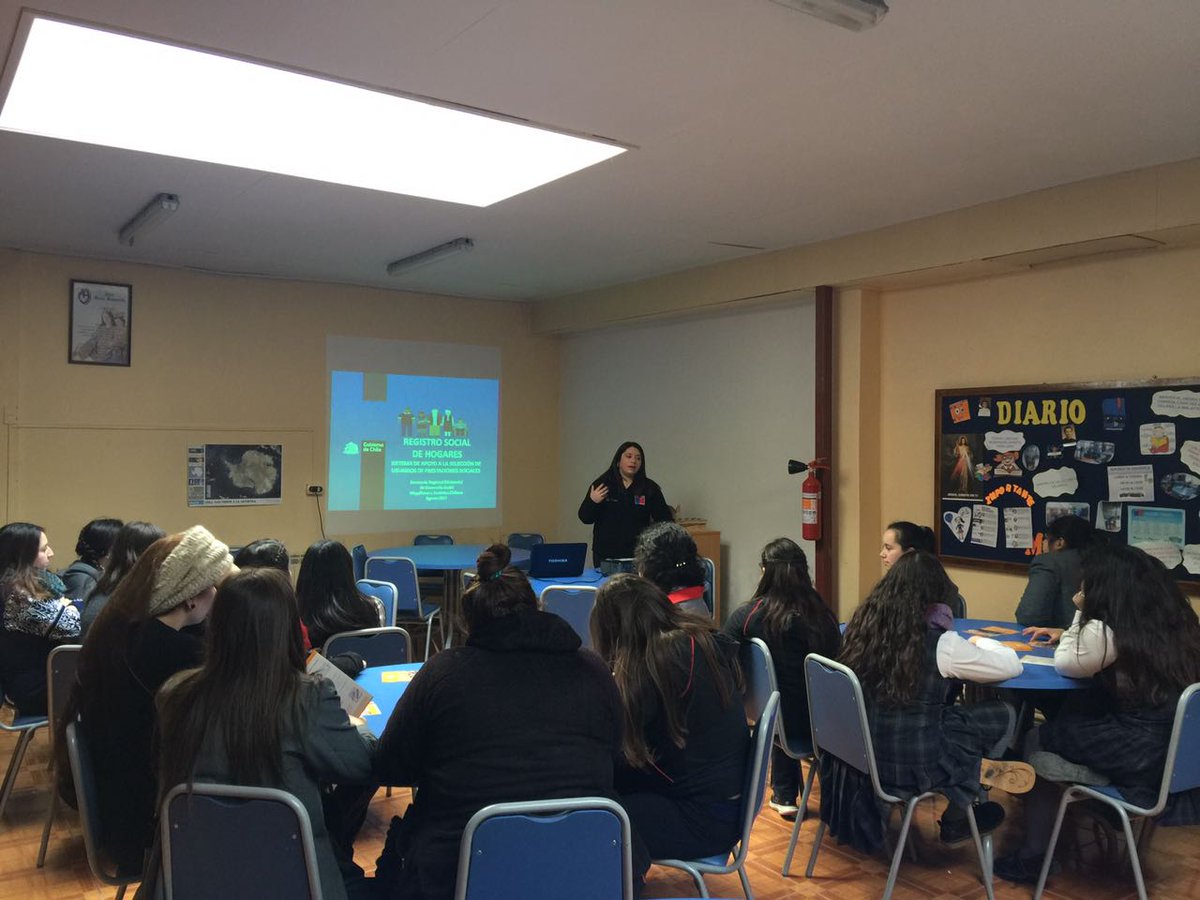RSH_XII's tweet photo. Charla Liceo Maria Mazzarello de Puerto Natales #RegistroSocial #natales https://t.co/ofXdQ5ALGc