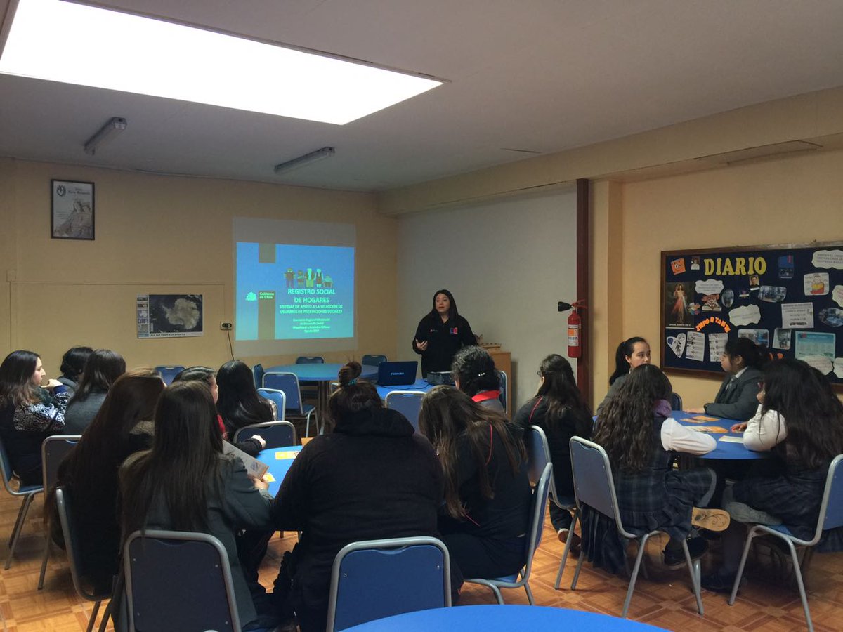 RSH_XII's tweet photo. Charla Liceo Maria Mazzarello de Puerto Natales #RegistroSocial #natales https://t.co/ofXdQ5ALGc