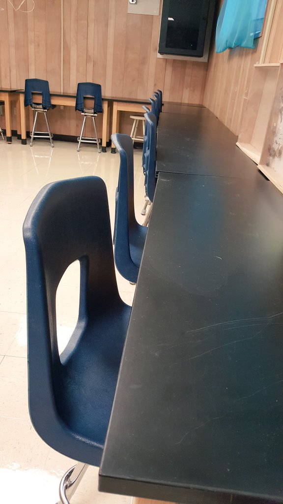 RMArredondo_3's tweet photo. From an empty portable to a fully functioning #dawsonshines science lab! 👩‍🔬💪🔬🔎🕺#teameffort #edchat #elemed #earlychat #scichat https://t.co/YYJT4t3TvI