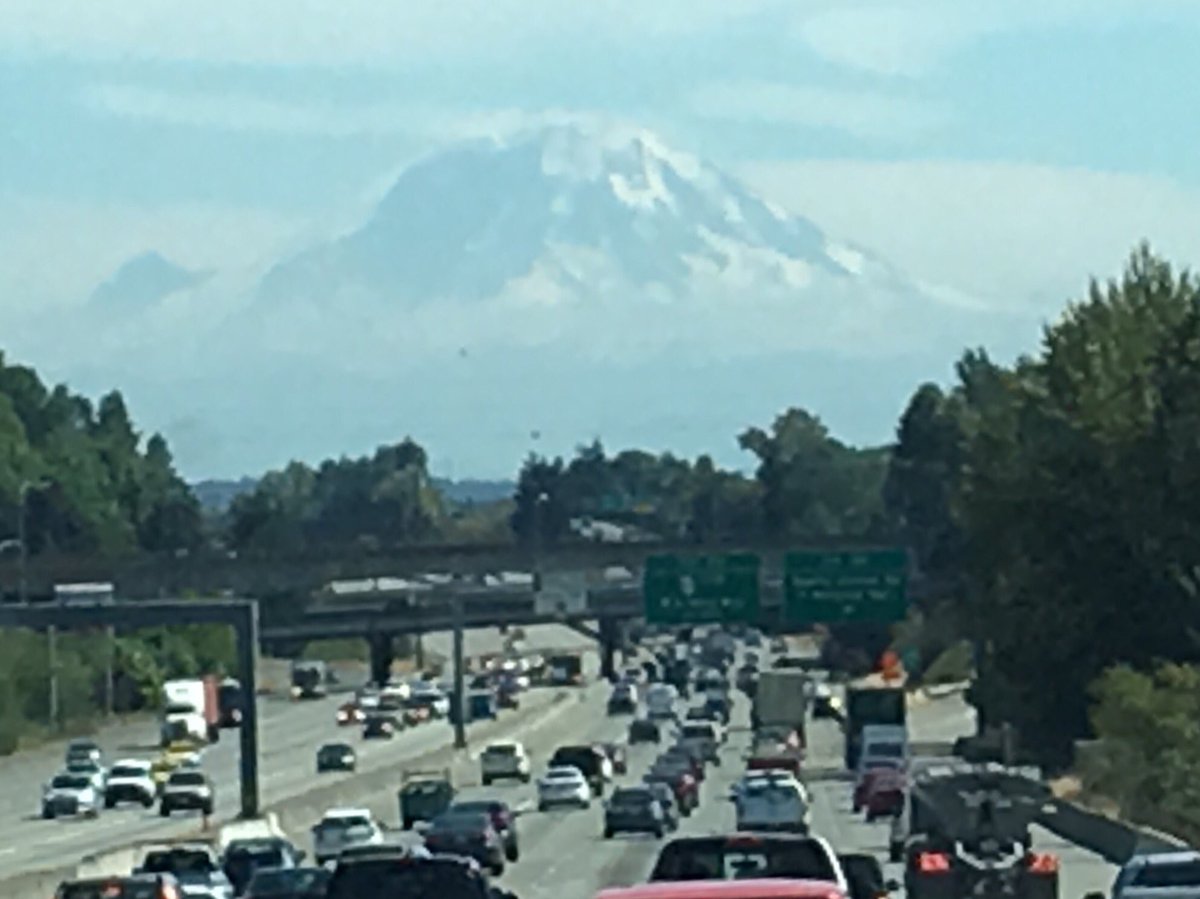 _JennyHartwell's tweet photo. Is it just me, or does it look like all the commuters chanted "Wingardium Leviosa" at Mt Rainier? #HarryPotter #floatingmountain #Rainier https://t.co/vxaRg50mxk