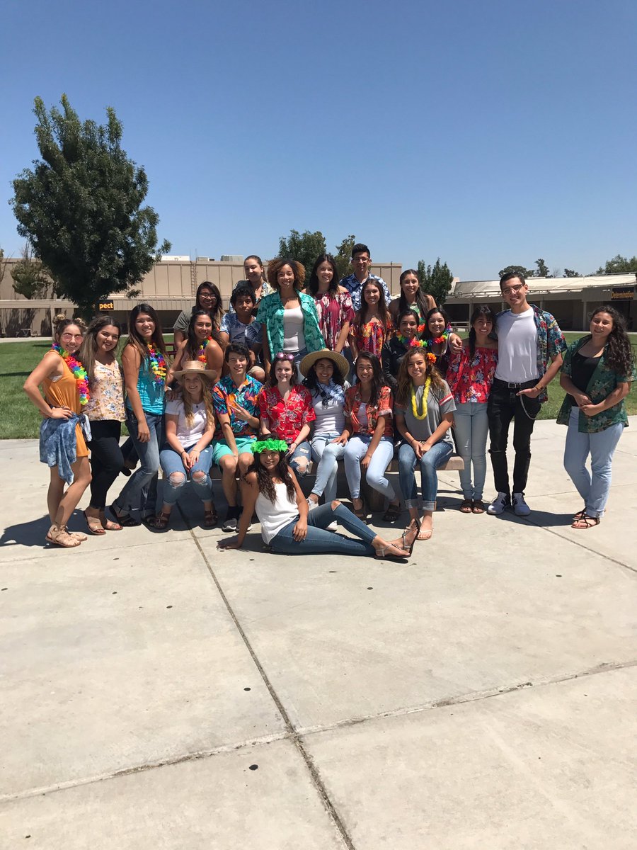 ASBLBHS's tweet photo. Happy Tropical Tuesday from your ASB class of 2017-2018 🌴🌺 https://t.co/xDNz8hUvYO