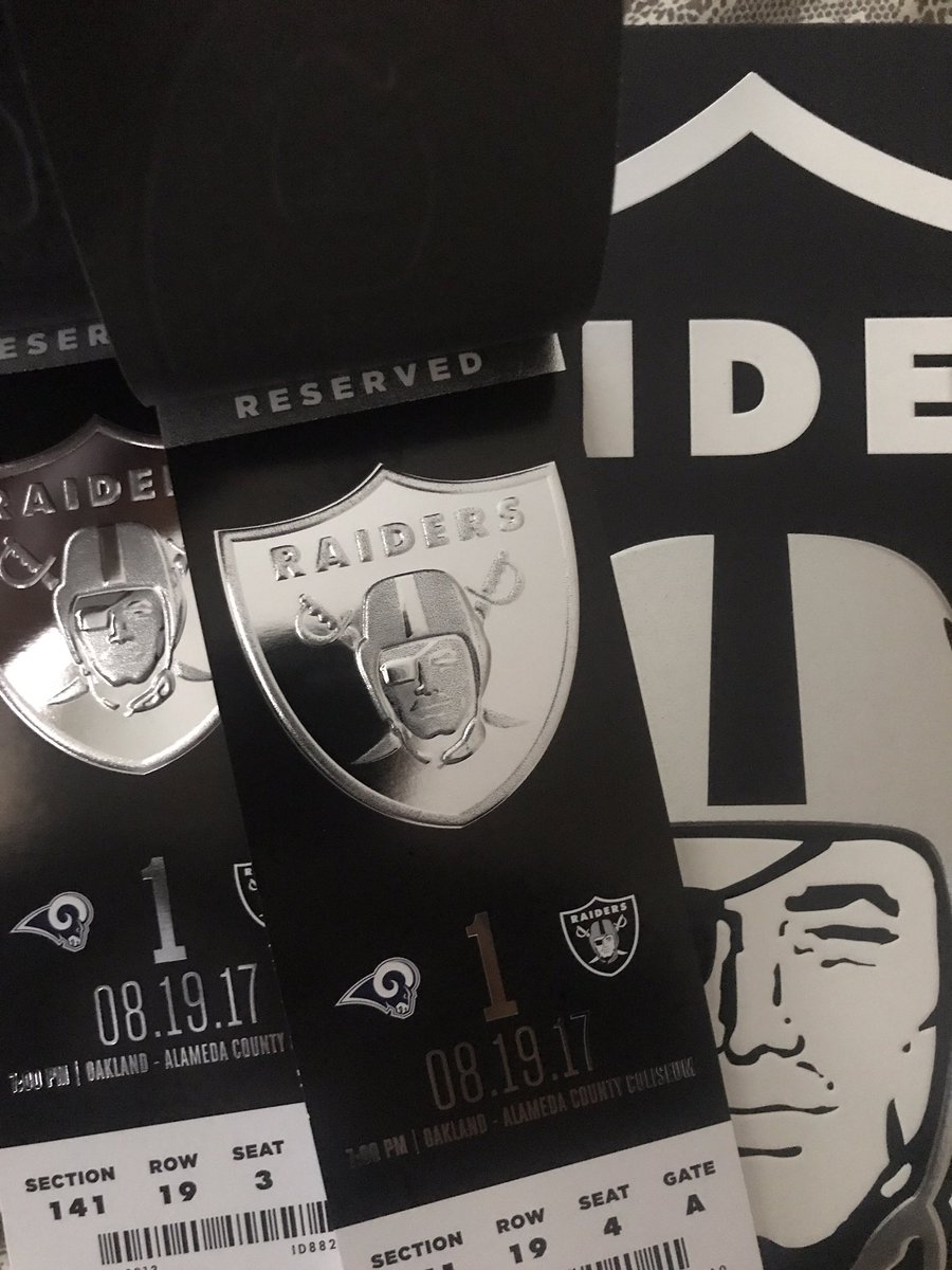 RaidersAndNFL's tweet photo. Im giving away 2 tix to @RAIDERS vs @RamsNFL this Saturday. Follow & RT with your best fan picture. Best pic will win. Thx #40ydline #19up https://t.co/xoQUCaVUNp