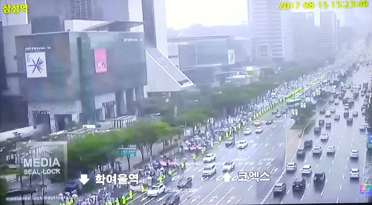 삼성역, 5만명 이상의 빗줄기도 두려워 않는 끊임없는 태극기의 행렬은
문재인 정권을 만든 촛불들의 외침보다 훨신 강렬한 국가 수호의 의지다!
입으로만 나라를 지키는 한심한 문재인은 물러나라!
국민의 명령이다!
youtu.be/lOX6f2EAS9k