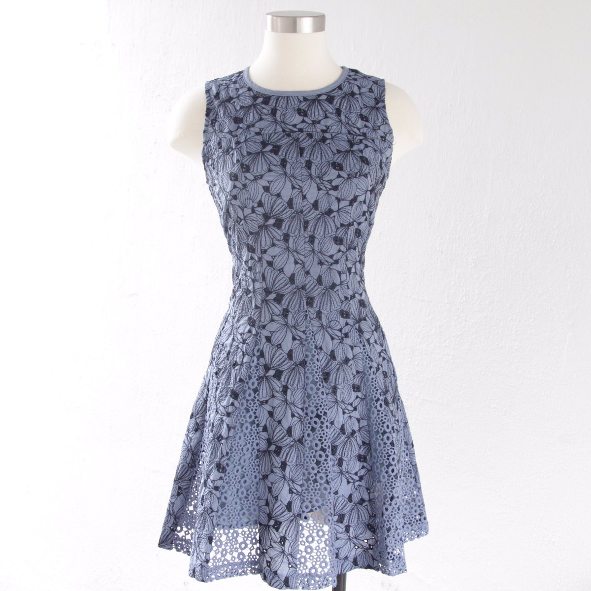 SoodeeBoston's tweet photo. Understated floral dress for this upcoming season! #fallchic #floraldress #soodee https://t.co/vo8a1aABCj