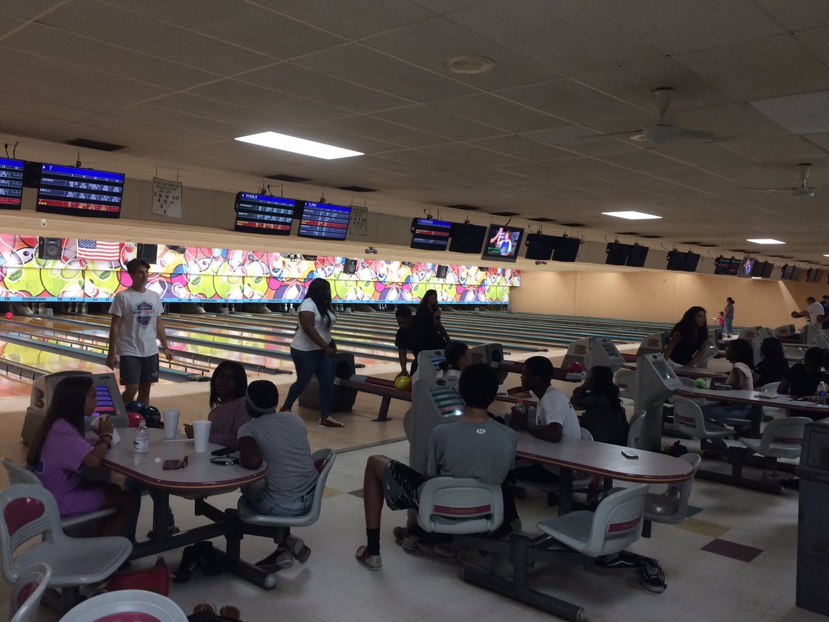 JessicaEliot's tweet photo. NHHS STAE bowling night! #bowlingrockstars #staefabulous19 #STAEFAM @NewHanoverHS https://t.co/uIrhpWeNEQ
