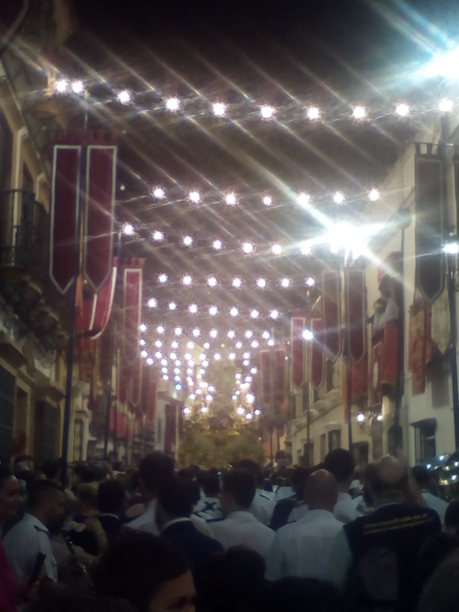SSanta__Sevilla's tweet photo. Ultimo tramo de la @asuncioncanti en la calle Martin Rey a dones de la @BandaCantillana https://t.co/15WMIlqsY8