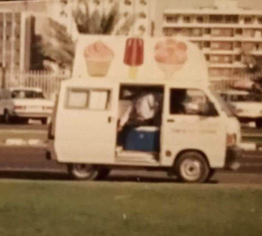 7amoodkabbani's tweet photo. #90sUAE  مين بتذكر هاد الباص يلي كان عالبحيره ؟ 😂😂😍 https://t.co/ogRw3tEFbd