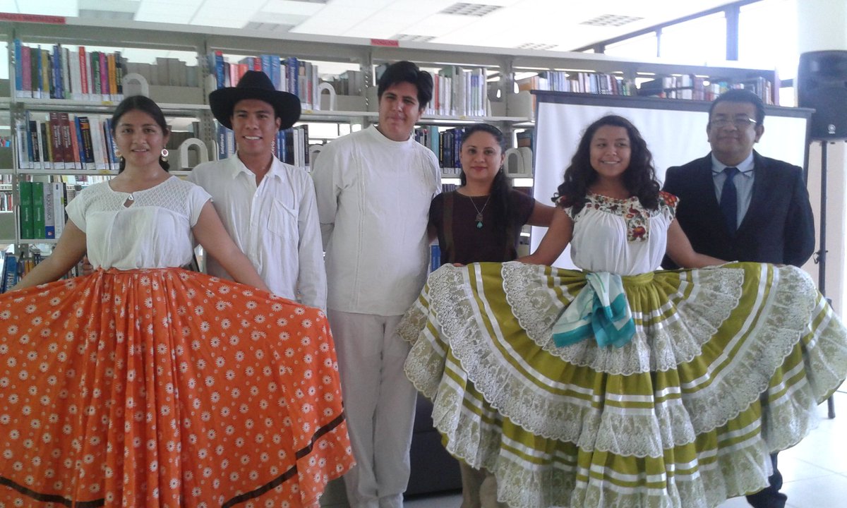 UTDeportes's tweet photo. Recibimos con gratitud la donación del traje que representa a la región Pinotepa para uso del grupo de danza folclórica UTVCO @CajaMexicana https://t.co/kyMlvydn0V