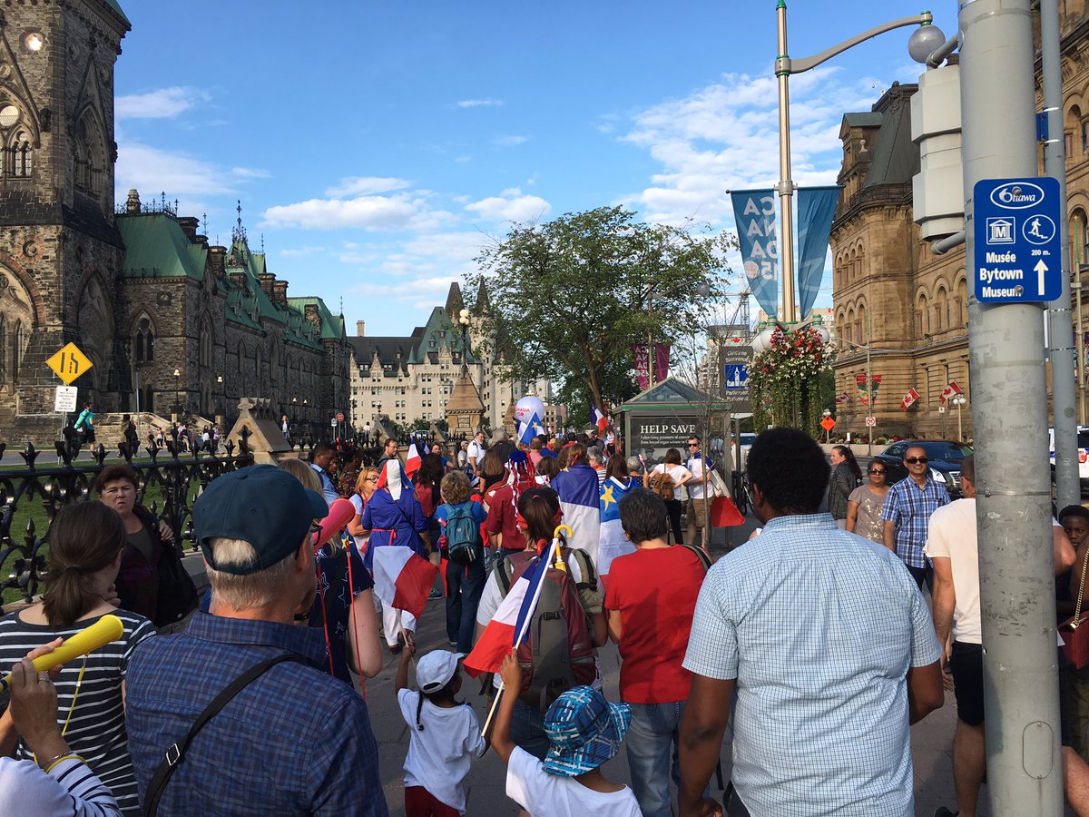 MarcotteGab's tweet photo. En direct du tintamarre à @ottawaville et @ville_gatineau pour le 15 août! @fonddialogue #Acadie https://t.co/tqU6bU8Jpp