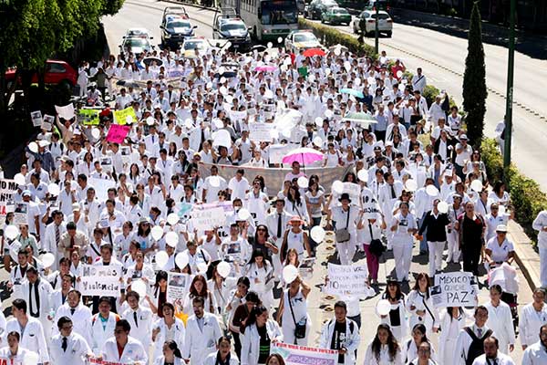 QuadratinEdomex's tweet photo. #Justicia #NiunaBataMenos; exigen médicos cese a hostilidades 
https://t.co/YCJ05mSz2i https://t.co/s3ZoATyuvo