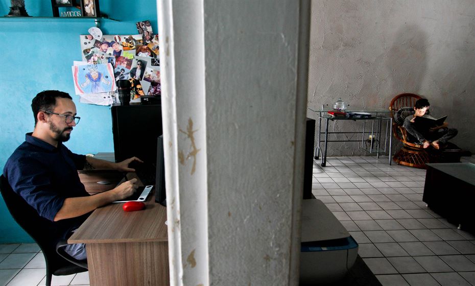 brachas's tweet photo. Este papá decidió hacerse freelance para estar más con su hijo. Caso de Workana para diario de Pernambuco. Amo esta foto. https://t.co/fYw3ZpGVbm