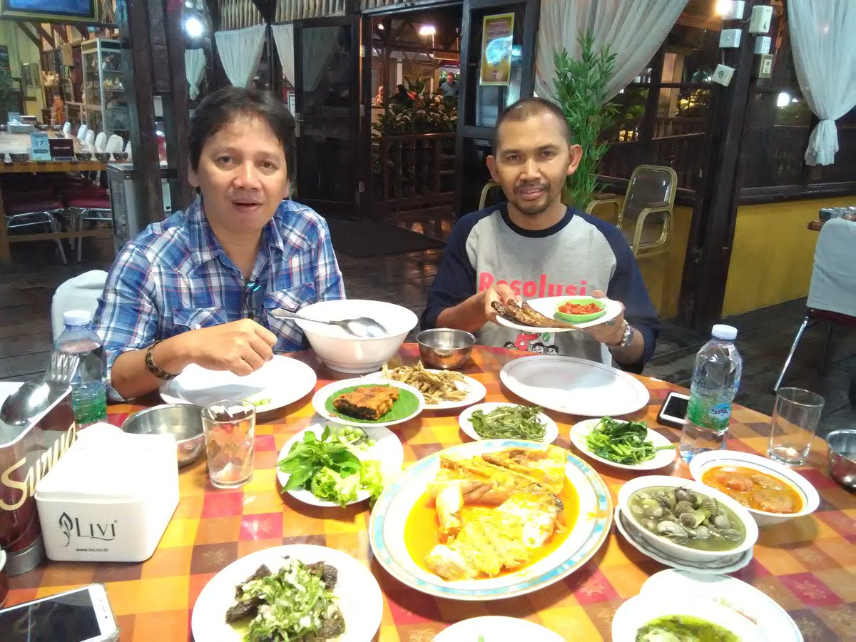 kariwaya's tweet photo. Ditraktir makan mas Ary di Pekanbaru. Sedap nian, terimakasih bro https://t.co/cuIWcpo29m