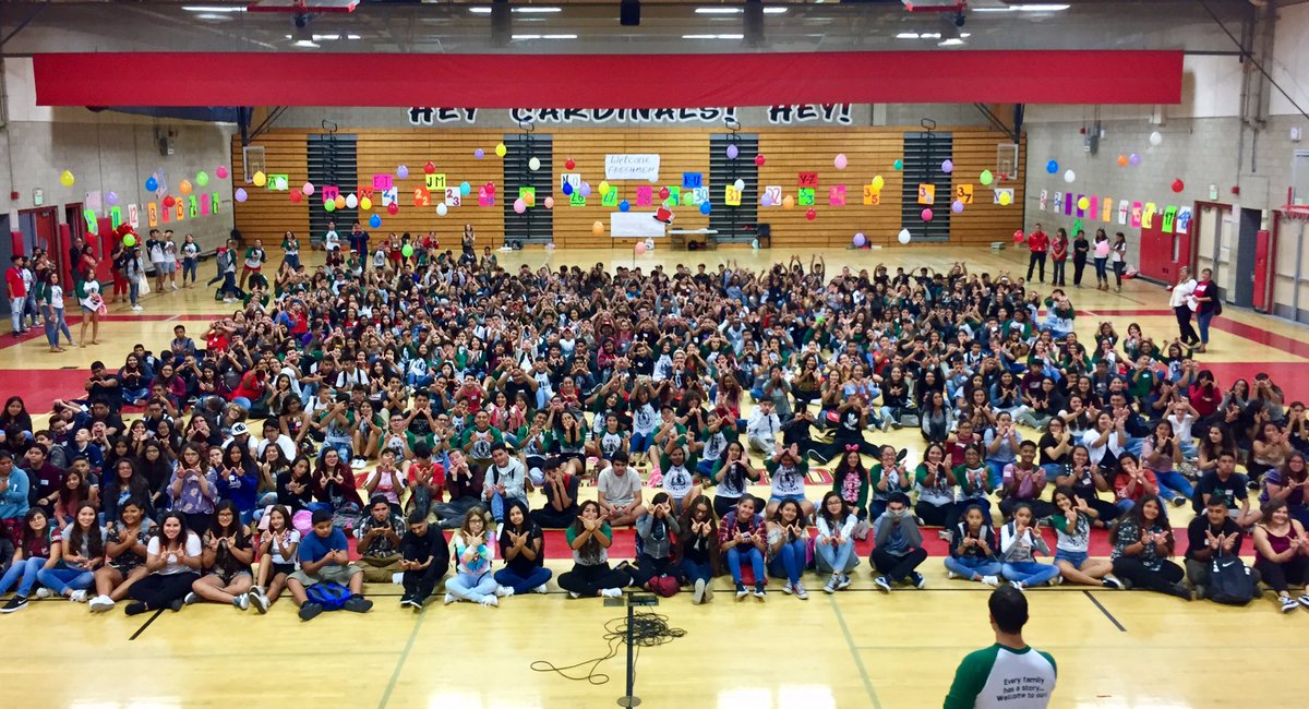 whittierhs's tweet photo. Freshmen First Day! Class of 2021 with their first Dubs Up!
#hugeclass #superspiritedclass https://t.co/EpMBpxSeoZ