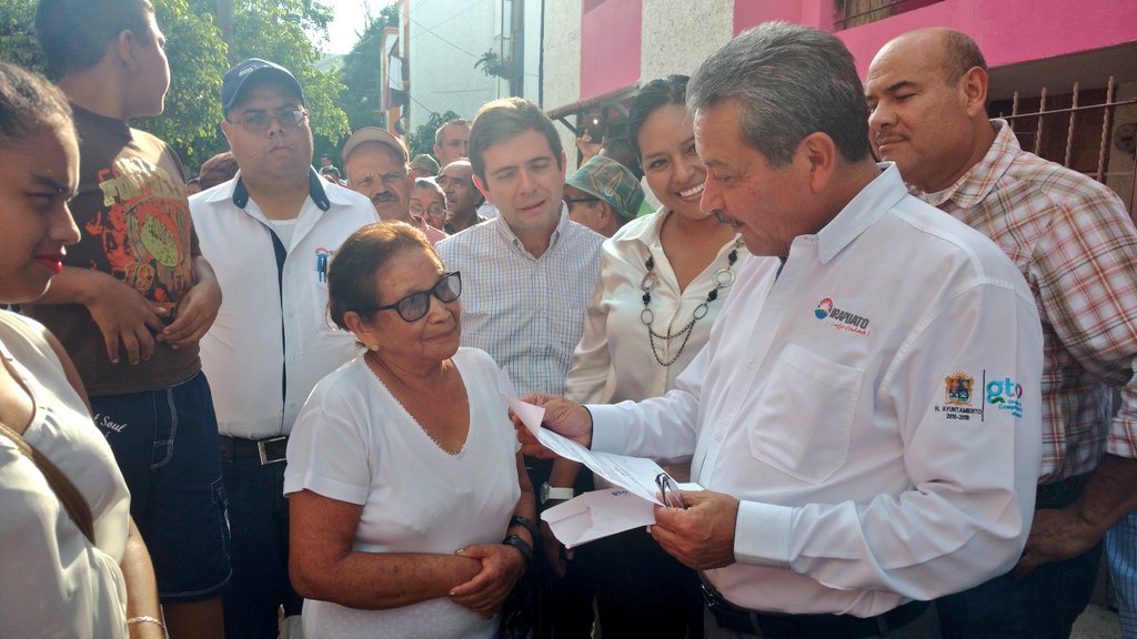 irapuatogob's tweet photo. @ortiz_irapuato @VictorZanella @MartinLopezGto en la Inauguración de Edificios #PintaVertical en colonia San Miguelito #IrapuatoAvan2a https://t.co/Lx1OF6VNVO