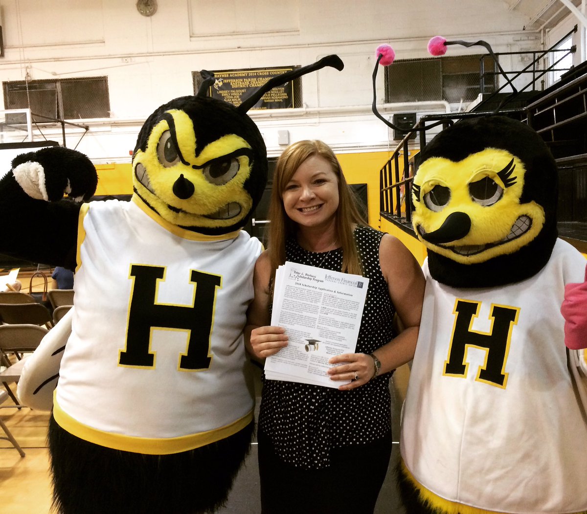 JeffFinancialCU's tweet photo. It's not a fun #openhouse until you pose with the mascots! #HaynesAcademy #creditunionfun @JPPSS @WrittenNRed https://t.co/tAa2WdI20j