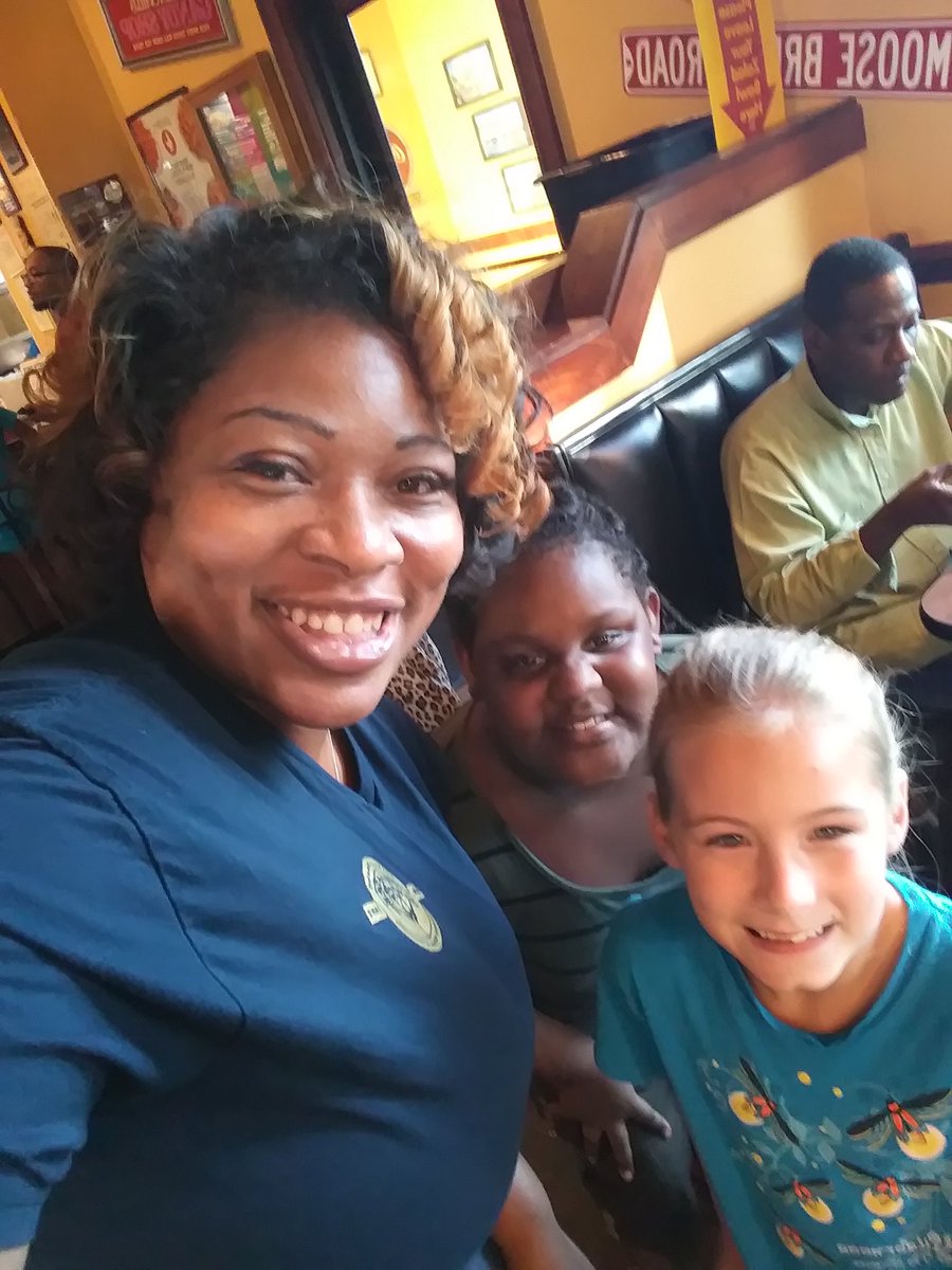 JanareauMurray's tweet photo. @PSERoadrunners @Zaxbys Spirit Night❤❤#3rdgrade #Rm306 #Food #Family https://t.co/iHKm3k2MWH