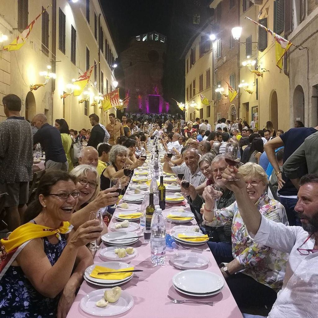 HedonisticHikes's tweet photo. Contrada dinner in Valdimontone #paliopassion #palioofsiena #ilpaliodisiena #hedonistichiking #lovesiena https://t.co/Qo7PfsSSOa https://t.co/kR95GBH1wX