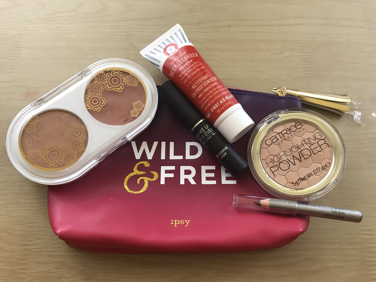 mua_raquel_'s tweet photo. Love getting my bags every month !! Ipsy Never fails #ipsyvibes @ipsy https://t.co/wKVofRhLgr