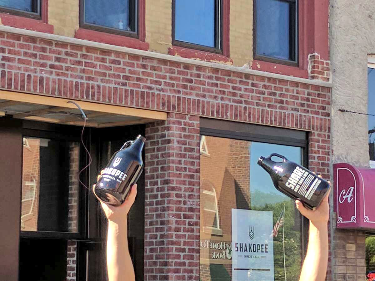 🍻GROWLER GIVEAWAY🍻Retweet this photo for a chance to WIN a FREE ShakopeeBrewhall growler! Winners will be announced on Friday!🍺 #shakobeer