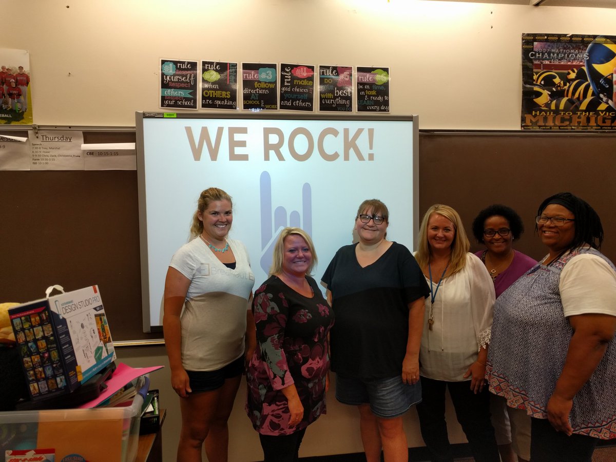 kerryguiliano's tweet photo. #MPSTECHFEST17 Teachers broke out! https://t.co/pZtHuWlT02