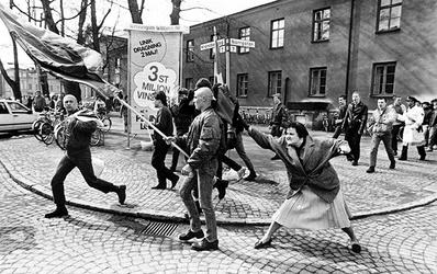 Douglas_Nilsson's tweet photo. @realDonaldTrump Växjö, Sweden, 1985. Angry lady with handbag hitting neo-Nazi #withoutapermit https://t.co/whc0Fej8bi