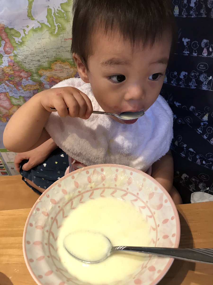 今朝はサツマイモのポタージュを作りました。こぼしながら食べる息子w自分で食べ始めた子供にはこのザビエルスタイが便利です。当院でも販売していますので宜しくお願い致します。一つ1000円です。#ザビエルスタイ