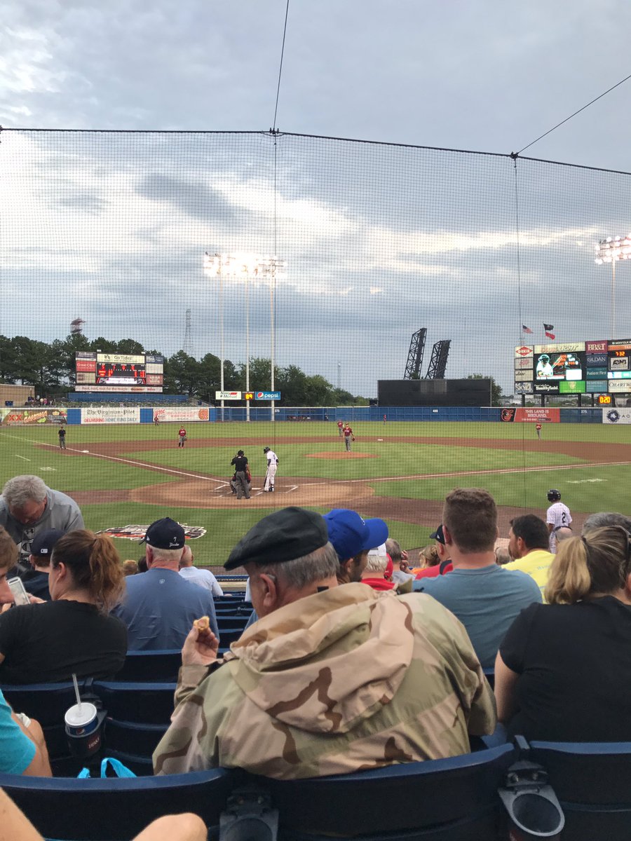 MCHuBB93's tweet photo. .50 cent dog night. Let's Go tides! #SeaTheGreen https://t.co/2wNpf7Q32S