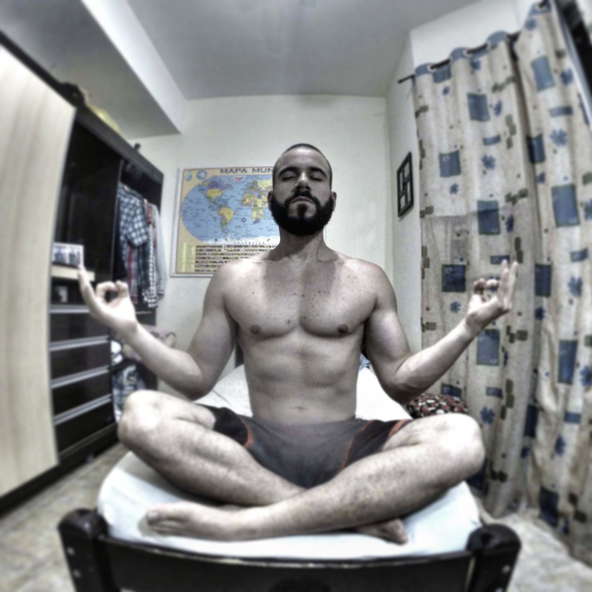 oficiallelevi's tweet photo. Meditando... Tentando, na verdade! https://t.co/hsRXJxJgbz