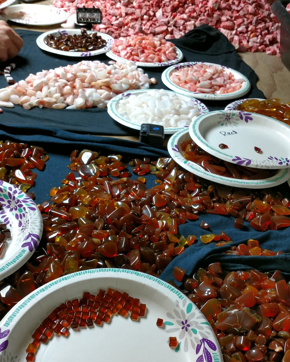 USFireOpal's tweet photo. A smorgasbord of opal mined by Outlaw Rocks. #outlawrocksllc https://t.co/VS3QpBP4Mc