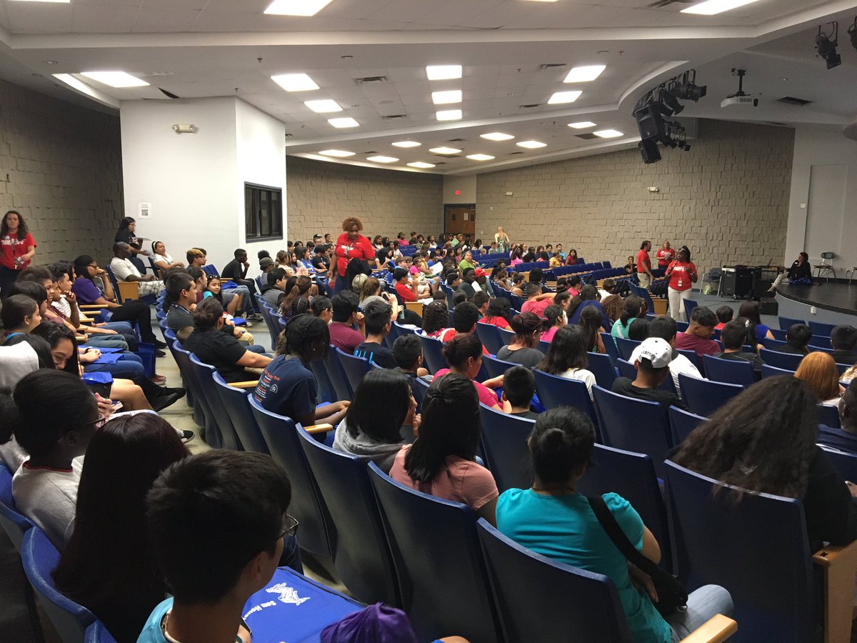 SamHoustonHS's tweet image. Great turnout for #9GC Open House! #TexansKeepItREAL #SamPride 🔴⚪️🔵🎓🎓#Classof2021