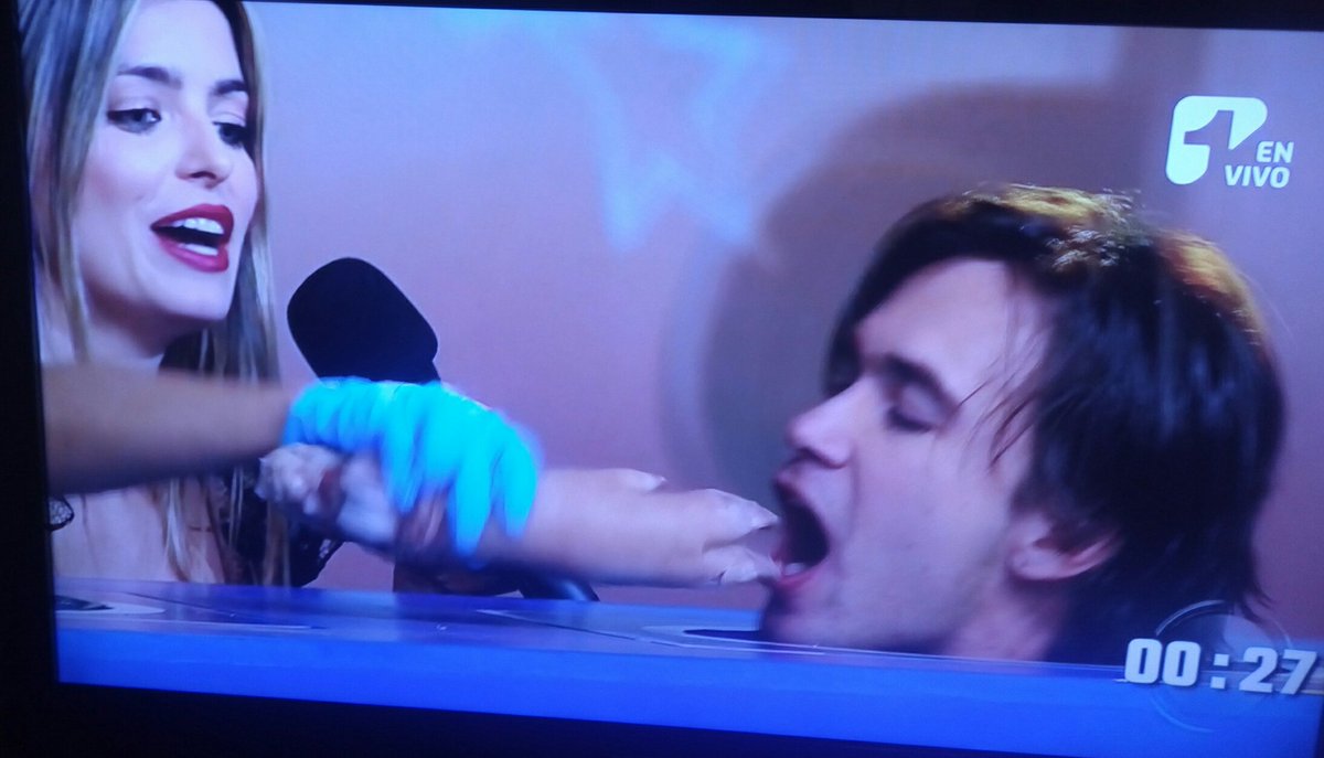 TadicJim's tweet image. Muchas expectativas esperando al nuevo @CanalUnoCo...
hasta ver a @CrissHurtado sostener pezuña de cerdo 5 mins antes de @NoticiasUno