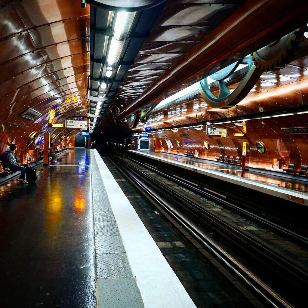 ZoldenAge's tweet photo. Arts et Metiers #paris #bronzed #retro #metro https://t.co/KPFiBh34cb