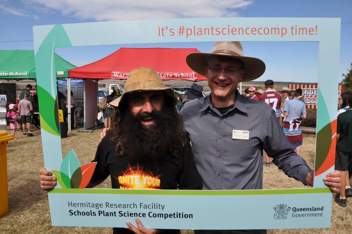 andy_borrell's tweet image. Getting framed with Costa Georgiadis.  Inspiring the next generation of agricultural scientists!
#plantsciencecomp