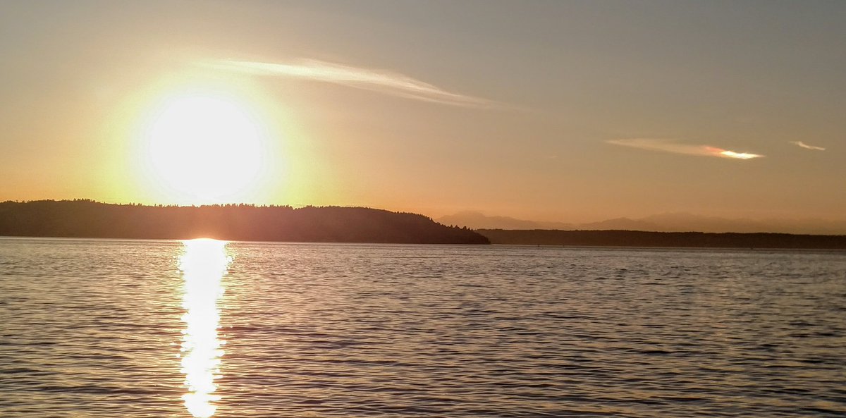 LisaTbull's tweet image. .@StormHour #SunsetReflection #PugetSound #POTW Dog walking in Beautiful Saltwater State Park in WA #StormHour Bonus rainbow cloud!