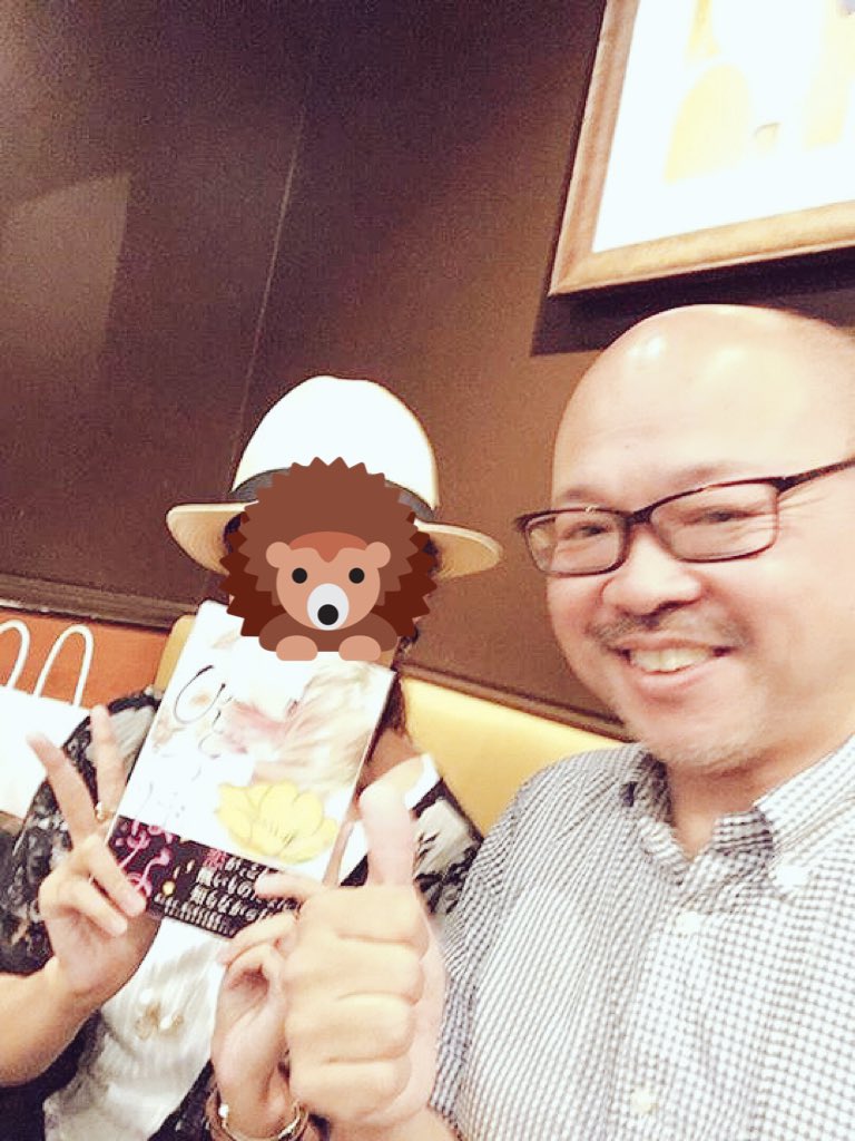 イラストレーター時代からとてもお世話になっている名古屋の似顔絵会社の社長さんとお茶してきました。
ドアラ描いてる凄いお方です。
とても楽しかった!そして勉強になりました〜!
わたしのへにょい一発書きで申し訳ないサインが…うーんへにょい… 