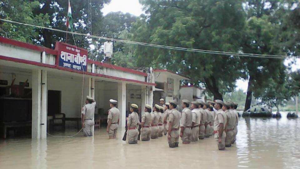 CISFHQrs's tweet photo. When you put on the uniform, NOTHING matters...except the glory .UP police on Independence Day! Salute!  #brotherhood https://t.co/aXcOXp95i4
