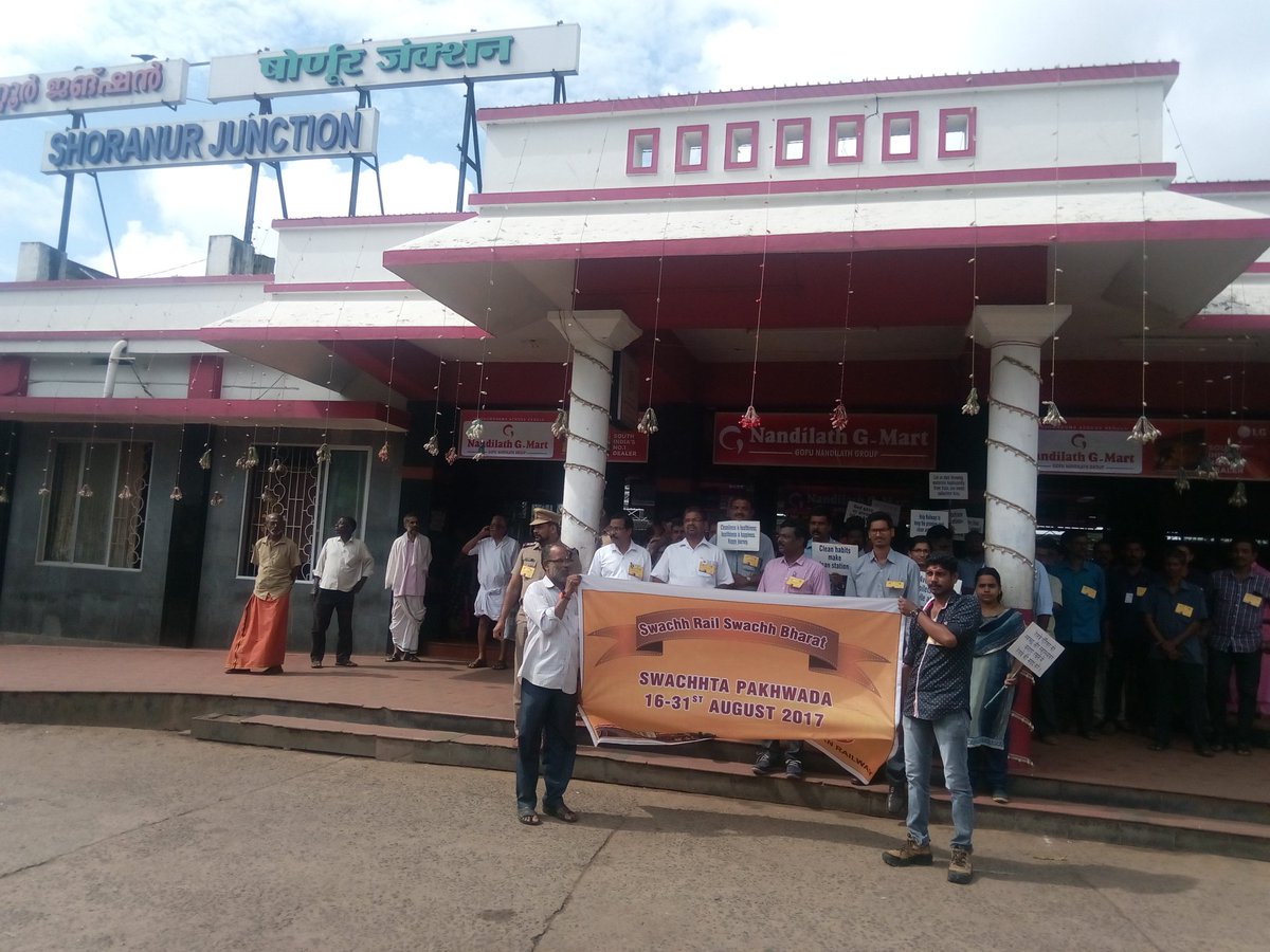 teamrailwaysrr's tweet photo. #SwachPakhwada #swachtapledge #ShoranurJn Depot officials and staff of Railways taking pledge of SwachBharat under Leadership of ACMS,ADEN https://t.co/XW9TynjuCP