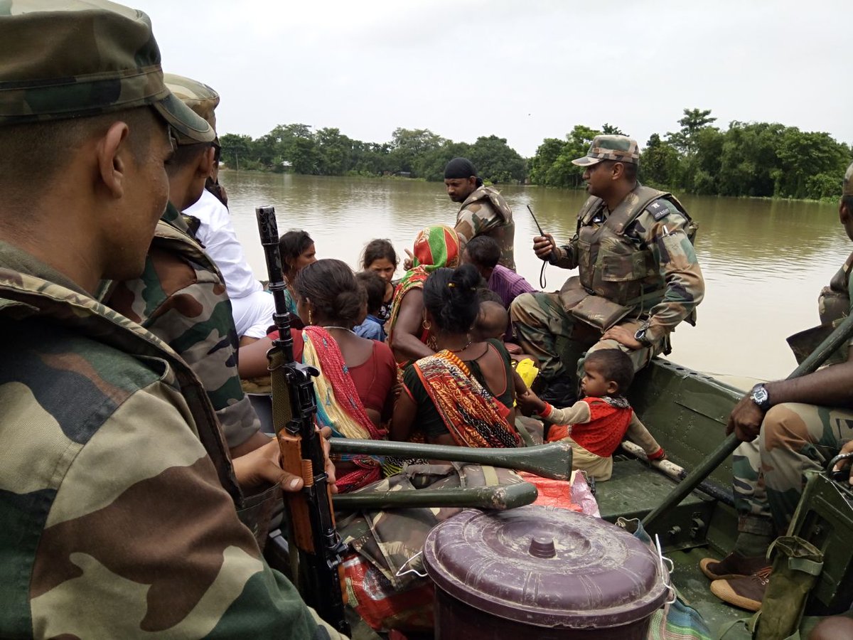 adgpi's tweet photo. #IndianArmy Rescue teams under the aegis of #CentralComd relentlessly working in #BiharFloods. https://t.co/fUlUl9hzsK