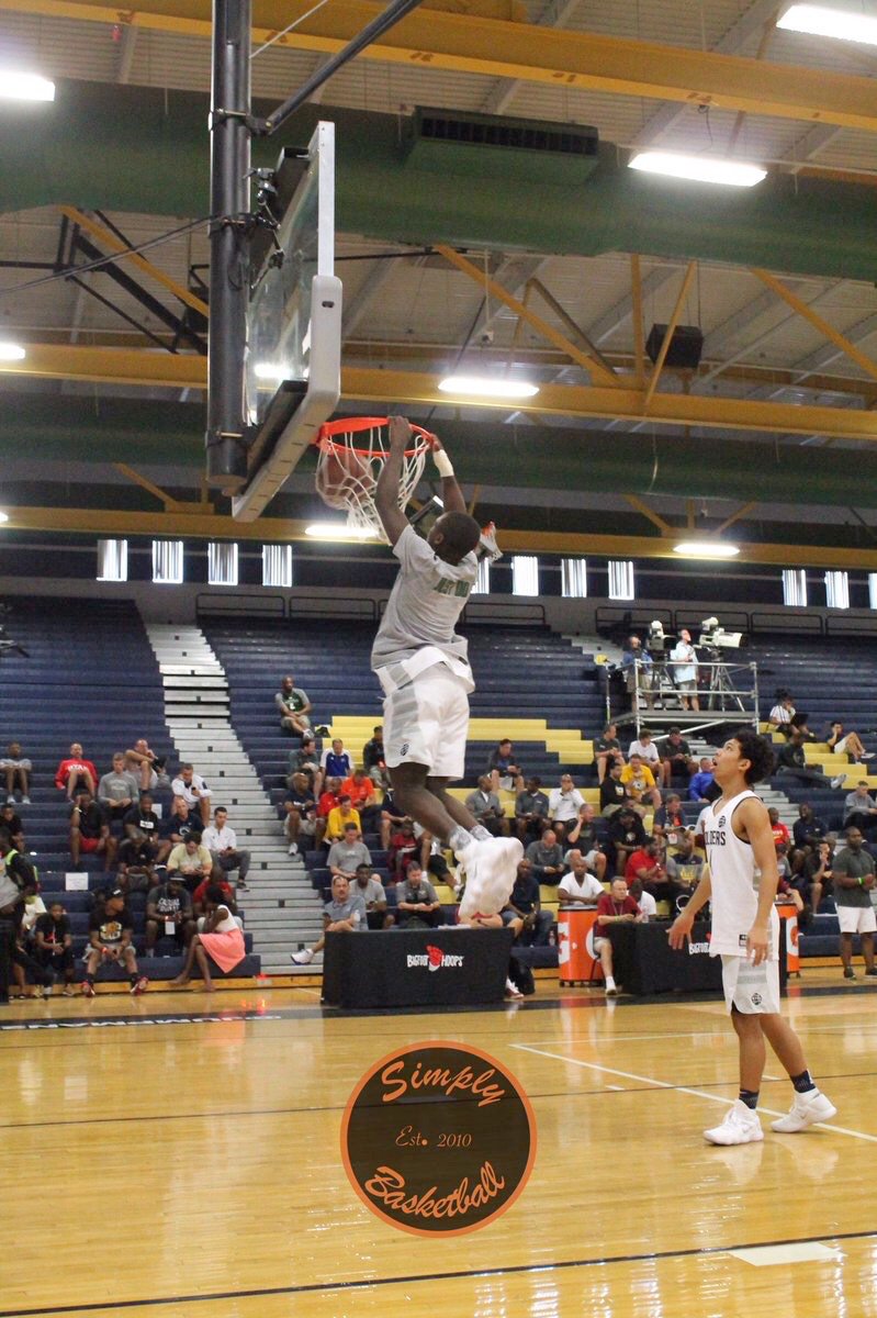 SIWildcatHoops's tweet photo. @Gbear971 and @Darri0nSI getting some airtime before their summer game.. https://t.co/tmR8AJYFgf