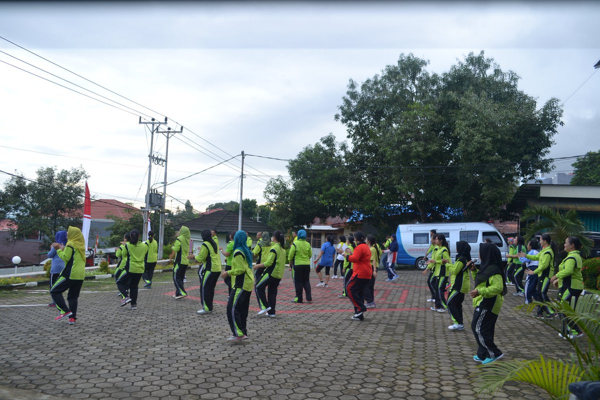 BPOMAmbon's tweet photo. Tidak ketinggalan Balai POM Ambon mengadakan lomba dalam rangka menyambut HUT RI ke 72. Yang dilaksanakan di halaman kantor Balai POM Ambon. https://t.co/07FD9zjpfz
