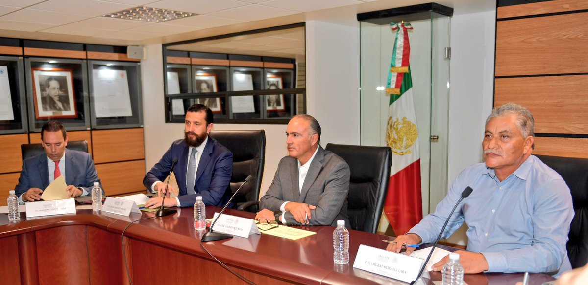 JorgeNarvaezN's tweet photo. Con el Srio. @ppcalzada en reunión con los principales actores de la cadena productiva del #Chile "Atención con enfoque de sostenibilidad" https://t.co/5f6k2HqiAc