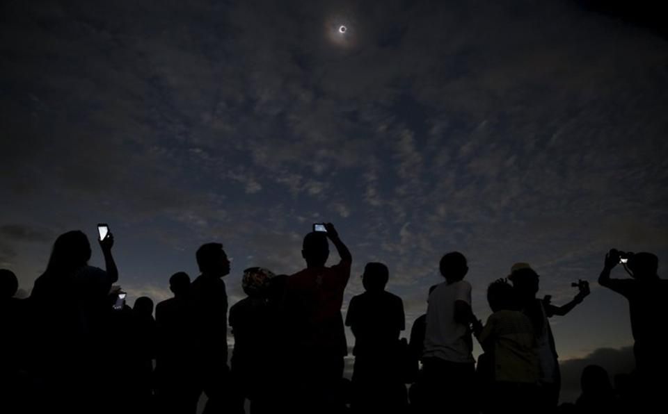 NBeclipsefest's tweet photo. You don't want to miss this! Take a look at these Five Things You Must Not Do During Totality At The Solar Eclipse https://t.co/tpN7ATWNMk https://t.co/8PGPXJNkSG