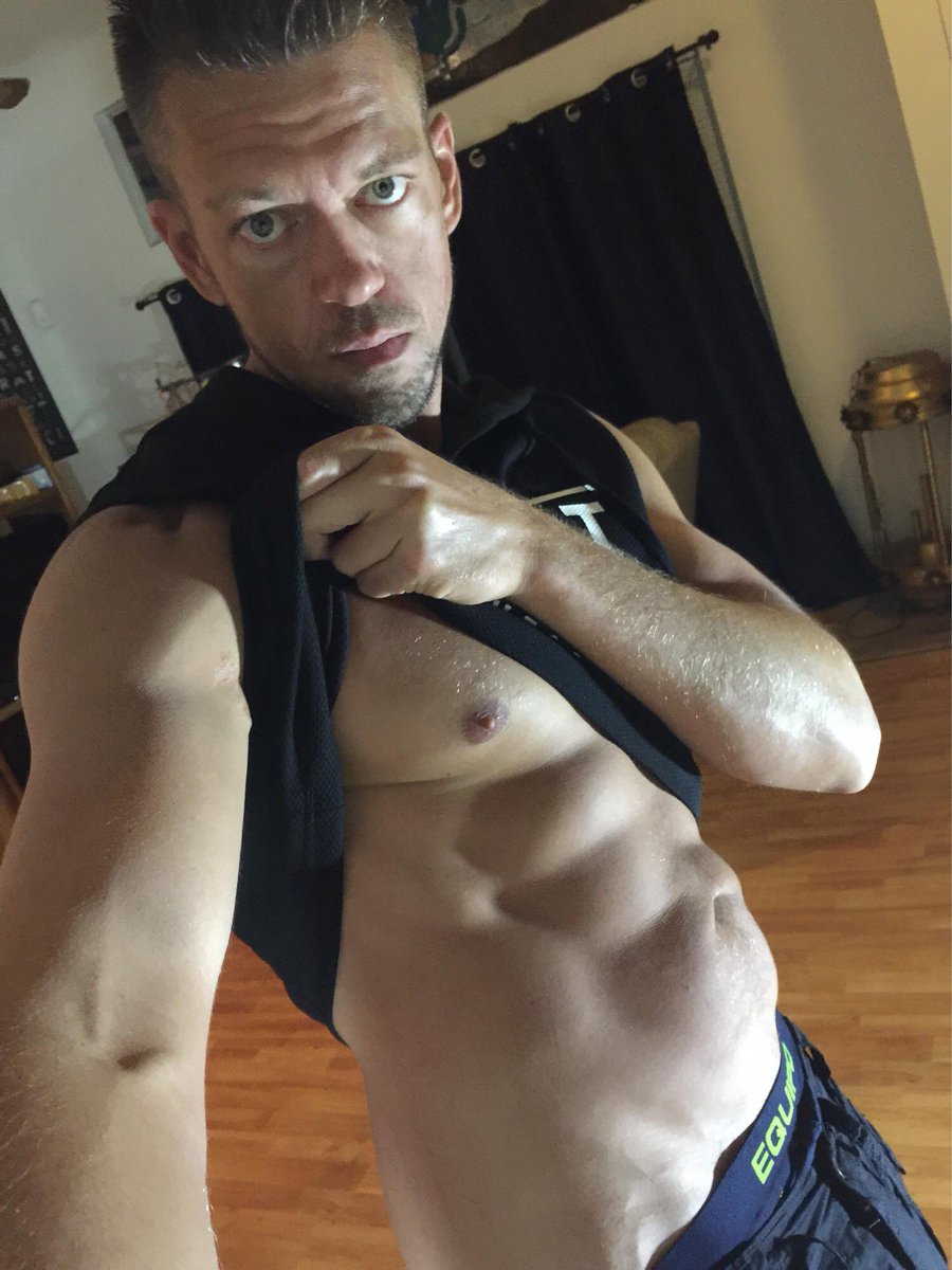 JamieStoneXXX's tweet photo. I like my new #guess hoodie..so comfy.
👊😏🔥
#rippedabs #pornstar #jamiestone #guess #hoodie #abs #allnatural #naturaldiet #realmuscle #love https://t.co/KafqbSFU0E