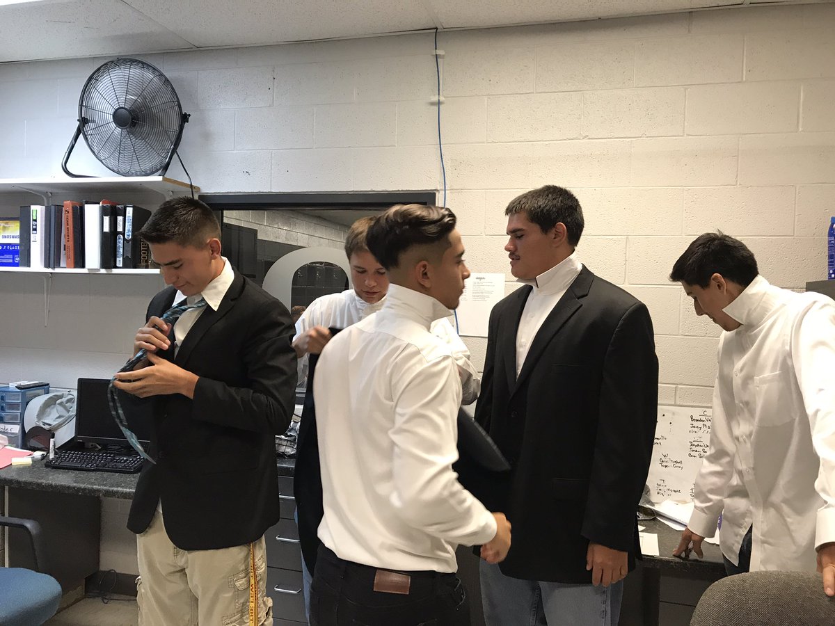 GaryReco_BSN's tweet photo. Oñate Football Game Day Program Photo Shoot! #sys https://t.co/7YcVr6IUcA