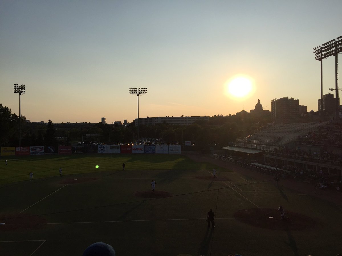 MrsSDyer1's tweet photo. Beautiful night for some playoff baseball! @EdmProspects https://t.co/U6RKHtIWRW