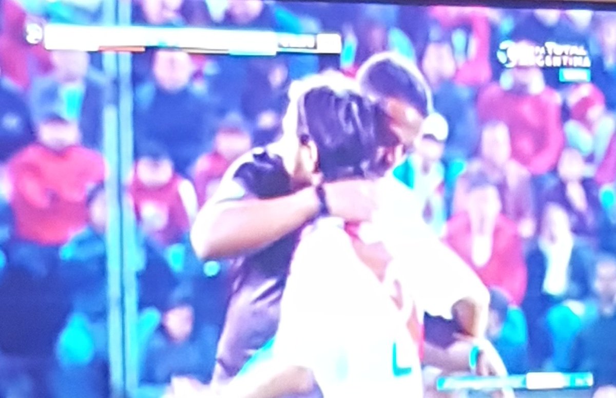 turcocarp's tweet photo. Dedicado a los que te dicen que el fútbol son 22 boludos corriendo atrás de una pelota... https://t.co/ZPafQs0K5D